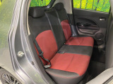 後部座席も気になるようなキズ・汚れやへたり等、大きなダメージはなく、良好な状態です。