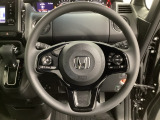 ハンドルにHondaセンシング系のクルーズコントロールやレーンキープアシストなどのスイッチと、オーディオの操作スイッチが装備されています。ハンドルから手を離さず安全に操作できます。