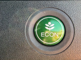 ワンタッチで省燃費走行をサポートするECONスイッチを装備。