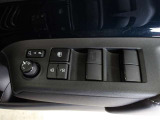 パワーウィンドウスイッチで運転席から全席の窓の開閉ができます。