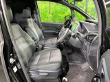 運転席まわりには十分なスペースがあり、大柄な方でもゆったり運転していただける環境です。
