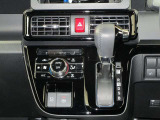 足元広々インパネシフト!運転席と助手席の移動も楽々!オートエアコンも完備!クラス感が違います♪