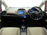 視界広々で非常に運転しやすくロングドライブでも疲れを感じさせないすっきりとまとまったインパネ周りです。