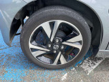 純正アルミホイールのデザインはボディデザインとマッチしており、すっきりした雰囲気は好印象です!
