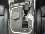 【シフトノブ】BMWの高性能オートマチックは、ATセレクトレバーを左側に倒すことで、通常の「D」から「S」(スポーツ)または「M」(マニュアル)へと切り替えが可能です。