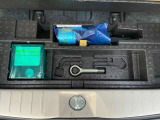 トランクルームのフタを開けると付属の車載工具がございます(^^) 必要に応じて買い足していただくことも可能です!