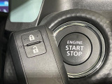 【キーレススタートシステム】カバンやポケットに入れたままでもドアの施錠・解錠が可能なスマートキーを装備。エンジンのオン・オフ時もカギを取り出す必要が無いからとっても便利です♪