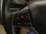 ステアリング左手側にオーディオ関連のコントロールスイッチを配置しています。操作時は視線を逸らすことなく運転に集中できます。