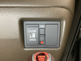 左側電動スライドドアは運転席からでも操作ができるように、ハンドル付近に開閉の操作スイッチが付いています。