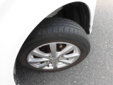 タイヤの残り溝を撮影しました☆タイヤの溝もしっかり残っていますので、安心して走行可能です(^^)/