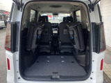 後席はシートを倒すとより広くなり大きな荷物も積めます☆