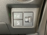 ハンドルの右側にはヘットライトリベライザーとHondaセンシング用のメインスイッチがついています。ヘッドライトリベライザーは道路状況や積荷の加重に応じてライトの高さを調節できます。