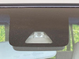 【スマートアシスト】走行中に前方の車両等を認識し、衝突しそうな時は警報とブレーキで衝突回避と被害軽減をアシスト。より安全にドライブをお楽しみいただけます。