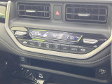 【オートエアコン】一度お好みの温度に設定すれば、車内の温度を検知し風量や温度を自動で調整。暑い&hellip;寒い&hellip;と何度もスイッチ操作をする必要はありません。快適な車内空間には必須の機能ですね♪