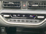 【オートエアコン】一度お好みの温度に設定すれば、車内の温度を検知し風量や温度を自動で調整。暑い&hellip;寒い&hellip;と何度もスイッチ操作をする必要はありません。快適な車内空間には必須の機能ですね♪