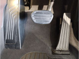 【ペダル】BMWはオルガン式アクセルペダルを採用しています。踏み込む足とペダルが同じ軌跡を描くため、かかとがずれにくく、アクセルコントロールがよりしやすくなるメリットがあります。