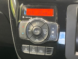 【オートエアコン】一度お好みの温度に設定すれば、車内の温度を検知し風量や温度を自動で調整。暑い&hellip;寒い&hellip;と何度もスイッチ操作をする必要はありません。快適な車内空間には必須の機能ですね♪