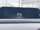 【マツダコネクト】車内の雰囲気にマッチした一体型タイプのディスプレイ。各種車輌設定やBluetooth再生等、様々な機能が楽しめます。専用SDカードのご購入で、ナビ機能も使用出来ます。