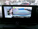 アラウンドビュ-モニタ-装備。上から見下ろしているような映像が表示されるので、車庫入れ時も安心です!