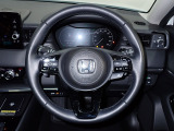 ハンドル左側にはオーディオ操作が出来るオーディオリモートコントロールスイッチ、右側にはHonda SENSINGとオートクルーズコントロールのスイッチを装備!