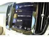 インストルメントパネルは僅かに運転席側へと傾けられているほか、余計なスイッチ類を可能な限り排し、運転に集中しやすい環境を造り出しています。