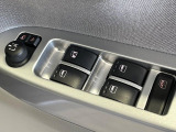 【電動格納ミラー】サイドミラーは電動格納式となっており、狭い駐車場でもキズがつくリスクを抑えられます。