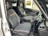 フロントシートはアームレスト付き☆運転席はリフター機能で目線の高さ調整も可能♪