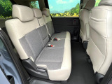後部座席も気になるようなキズ・汚れやへたり等、大きなダメージはなく、良好な状態です。