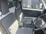 運転席シート周りになります。