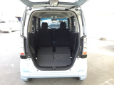 リアシートを前に倒せば荷室容量倍増!天井高・低床設計なので、高さのある荷物や重たい荷物も積み込みやすいですよ。