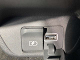 後部座席に充電ソケットがあります