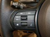 【ステアリングリモコン】ステアリングにオーディオ調節可能なスイッチが装備されていますので運転中でも視線をそらさずにオーディオの調節が可能です!