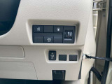 運転席右下の操作しやすい位置に各種設定ボタンがあります