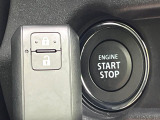 【キーレススタートシステム】カバンやポケットに入れたままでもドアの施錠・解錠が可能なスマートキーを装備。エンジンのオン・オフ時もカギを取り出す必要が無いからとっても便利です♪