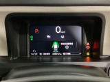 デジタル表示のスピードメーターとタコメーター、燃費やオドメーターなどの表示の他に、ホンダセンシング機能などの表示もできる多機能なマルチインフォメーション・ディスプレイです。