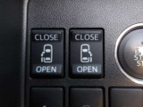 運転席からの開閉もでき、リモコンキーでも離れたところから開閉できますのでとても便利な装備になっています!