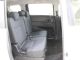 2列目シートも足元はゆったりしており快適にお座り頂けます!チャイルドシートの取り付けにも対応しており、後部座席にお乗りの方も楽しく広々と使用できます!!