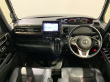 使いやすいレイアウトのダッシュボード周辺です。オートエアコンや小物入れなど嬉しい装備が満載です。