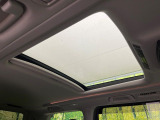 【サンルーフ】開放感たっぷりの希少装備、サンルーフが装着されています!車内に明かりを取り入れたり景色を楽しむ以外にも、車内の空気も簡単に換気できて快適です!