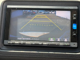 駐車時の安全確認をサポートするバックカメラも使用できます。インターナビで様々な情報を得ることもできます。