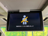 【フリップダウンモニター】大画面モニターで後席でもエンタメをお楽しみいただけます。小さなお子様にも大人気の装備です♪