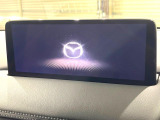【10.25インチマツダコネクト】車内の雰囲気にマッチした大型ディスプレイ。スマホ接続でのナビ使用やBluetooth再生等、様々な機能が楽しめます。直感的なダイヤル操作が可能で、使い勝手も良好です。