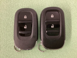 スマートキーを装備しています。鍵を差し込むことなくドアロックの開け閉めと、スタートボタン操作でのエンジンスタートができます。スペアキーも同じものを用意しております。