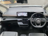 運転席からの視界が広く、隅々まではっきり見渡せます☆小物入れも多くスッキリした運転席廻り