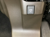 アクセサリーソケットはUSBのアダプターなどをつければ、スマホの充電にも使えます。周辺には物が置けるボックスがついています。