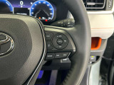 前方の車との車間を設定し、スピードを上げたり緩めたりを自動で行ってくれる追尾式の「レーダークルーズ」。上級装備の一つです!高級車にしかつかない嬉しい機能です。
