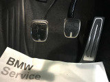 【ペダル】BMWはオルガン式アクセルペダルを採用しています。踏み込む足とペダルが同じ軌跡を描くため、かかとがずれにくく、アクセルコントロールがよりしやすくなるメリットがあります。