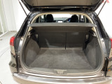 広々としたカーゴスペース。週末のお買い物や長期旅行のたくさんの荷物も積載できます。トノカバー付きの荷室は状態確認をしにくくすることができますので防犯性が高まります。(簡単に外すこともできます。)