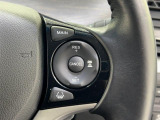 【クルーズコントロール】ステアリングのスイッチを操作することで、一定の速度に車速を制御します。高速道路の長距離運転などでドライバーの負担を軽減します。