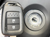 【キーレス】少し離れた場所からでもボタン一つでドアの開錠・施錠ができるのでとっても便利!ドアの鍵穴周りに傷をつけることもありません♪